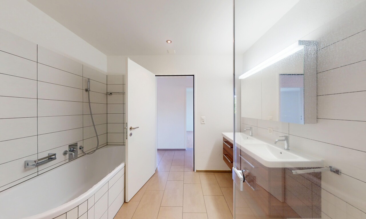 salle de bains avec miroir, salle de bain complète, inside property, tile tub, et cloison sèche
