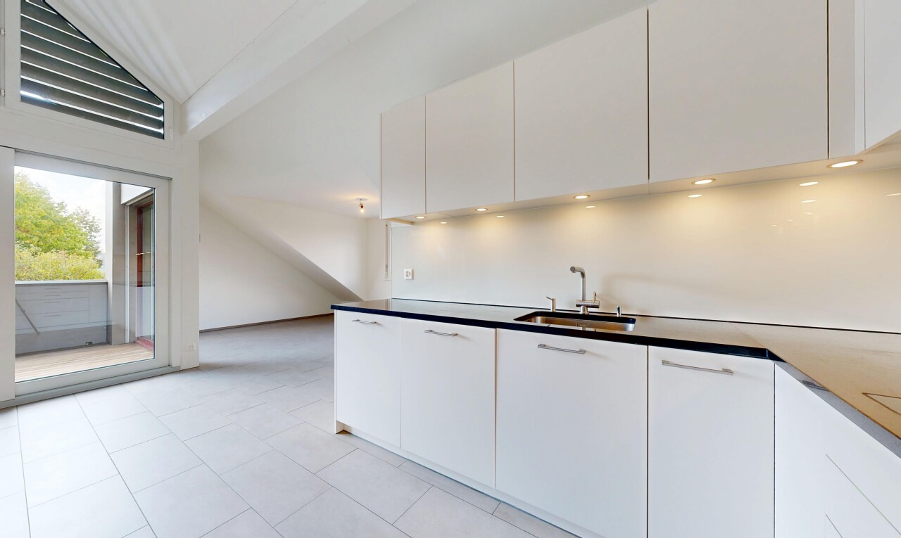 cuisine avec natural light, lumière naturelle, inside property, plans de travail, et évier