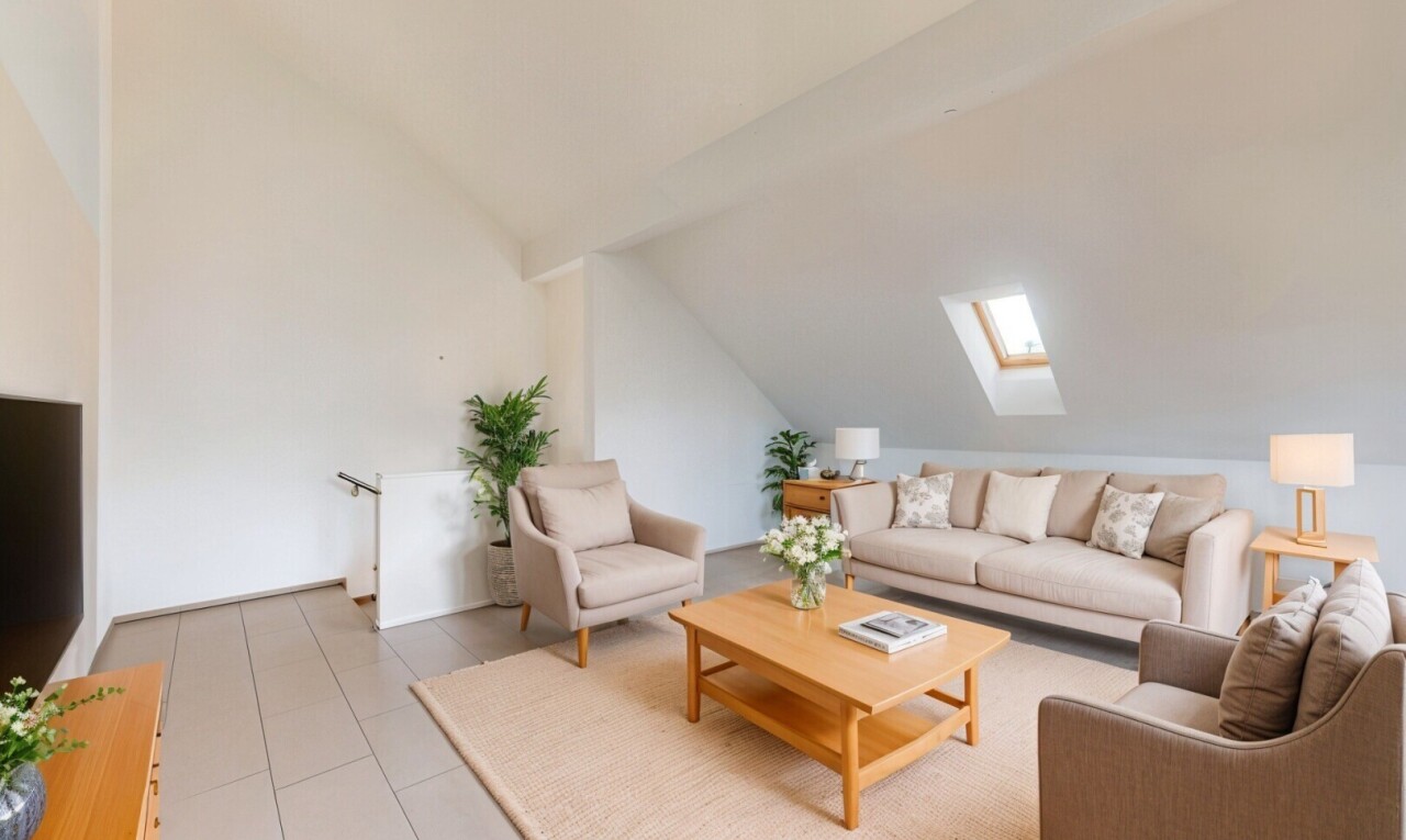 pièce vide avec vaulted ceiling, plafond voûté, puits de lumière, inside property, et drywall