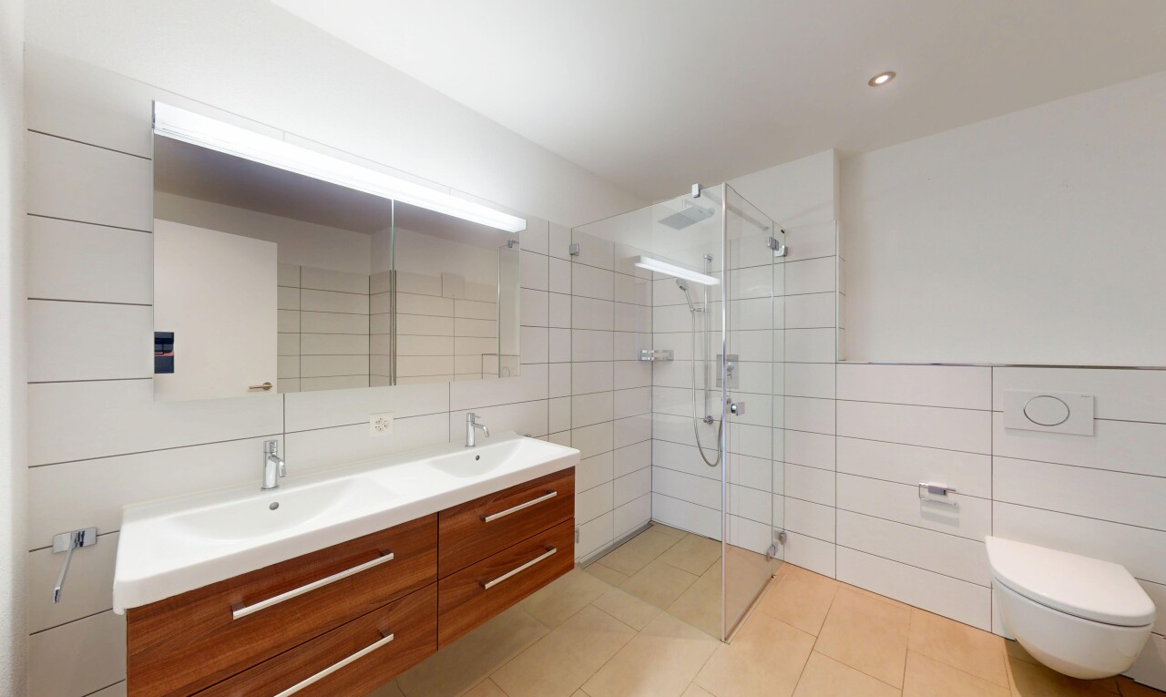 salle de bains avec mur en carrelage, tile wall, miroir, salle de bain complète, et inside property