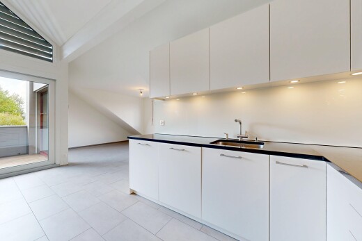 cuisine avec natural light, lumière naturelle, inside property, plans de travail, et évier