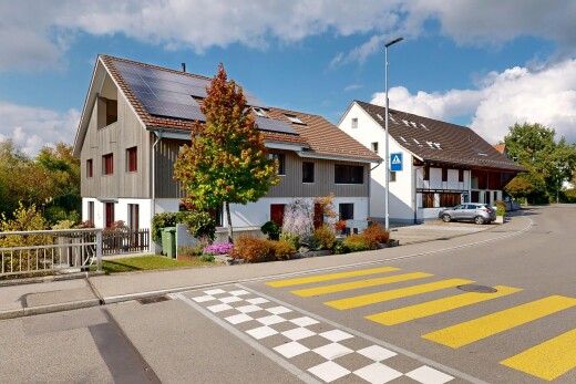 außenansicht mit vertikale verkleidung, solaranlage, day time, und property visible