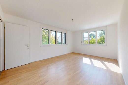 pièce vide avec inside property, natural light, lumière naturelle, wood finish floor, et sol en finition bois
