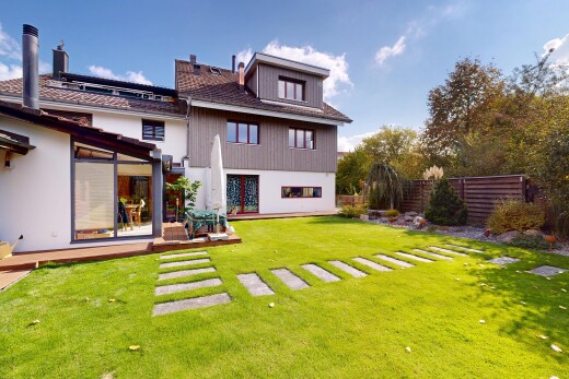 außenansicht mit deck, zaun, property visible, vertikale verkleidung, und day time