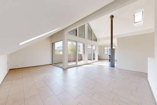 pièce vide avec vaulted ceiling, plafond voûté, puits de lumière, inside property, et natural light