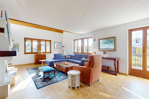 wohnzimmer mit vinylboden, sockelleisten, gipskartonwand, und natürliches licht