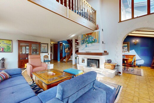 wohnzimmer mit hohe decke, kamin, natürliches licht, und gewölbte gehwege