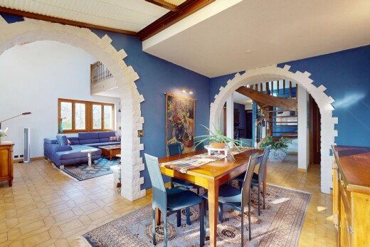 esszimmer mit gewölbte gehwege, gipskartonwand, und natürliches licht