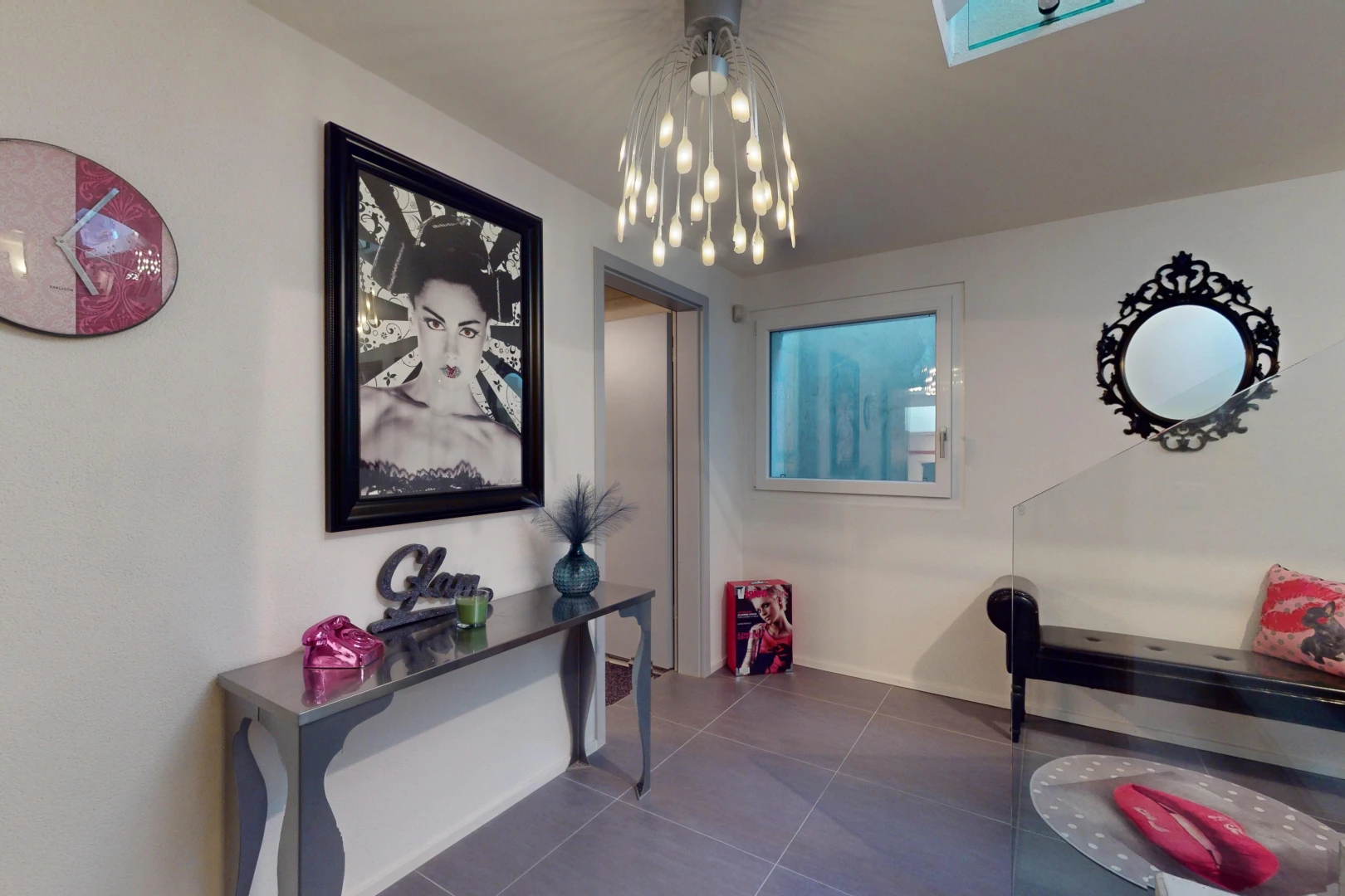 couloir avec lustre et carrelage