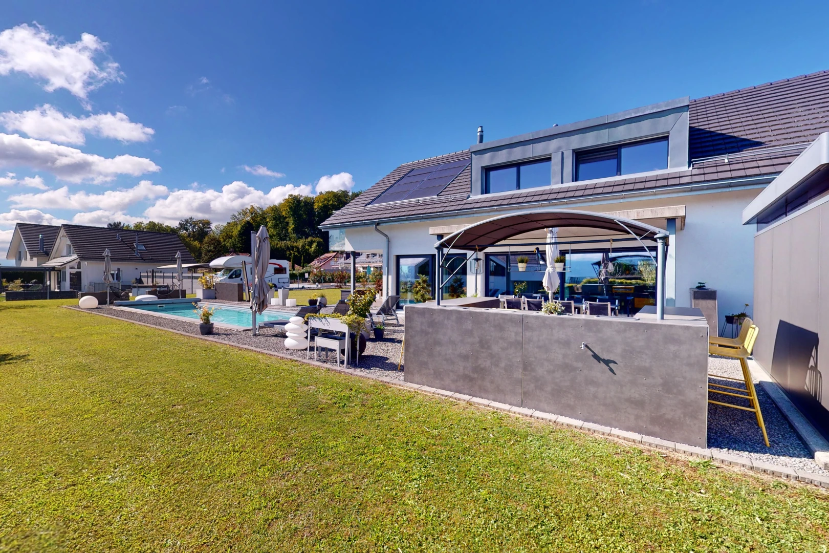 façade avec patio, piscine, et pelouse