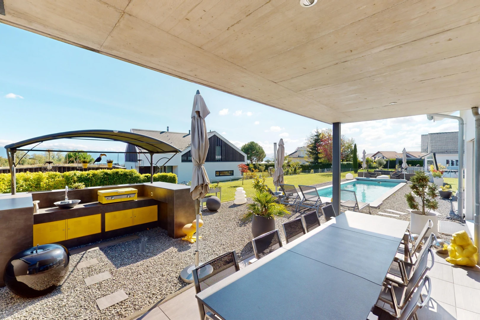 terrasse avec patio et piscine