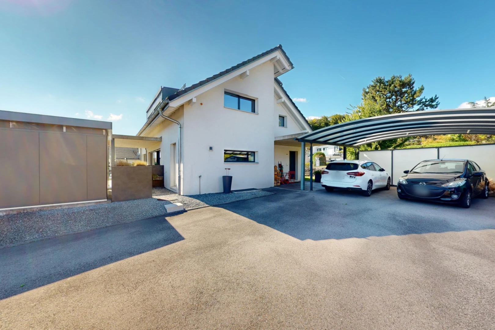 façade avec abri de voiture détaché