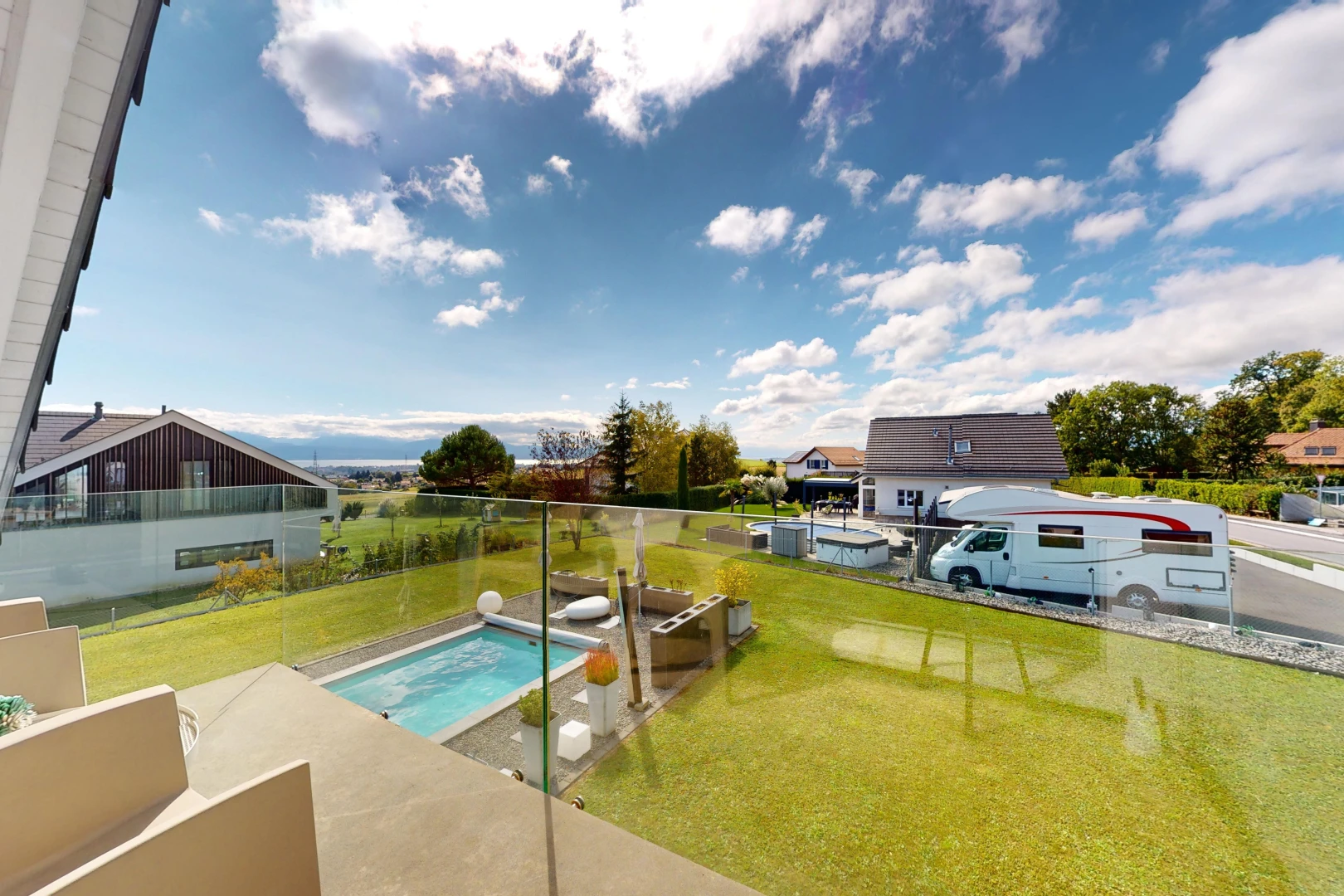 piscine avec patio, pelouse, et piscine