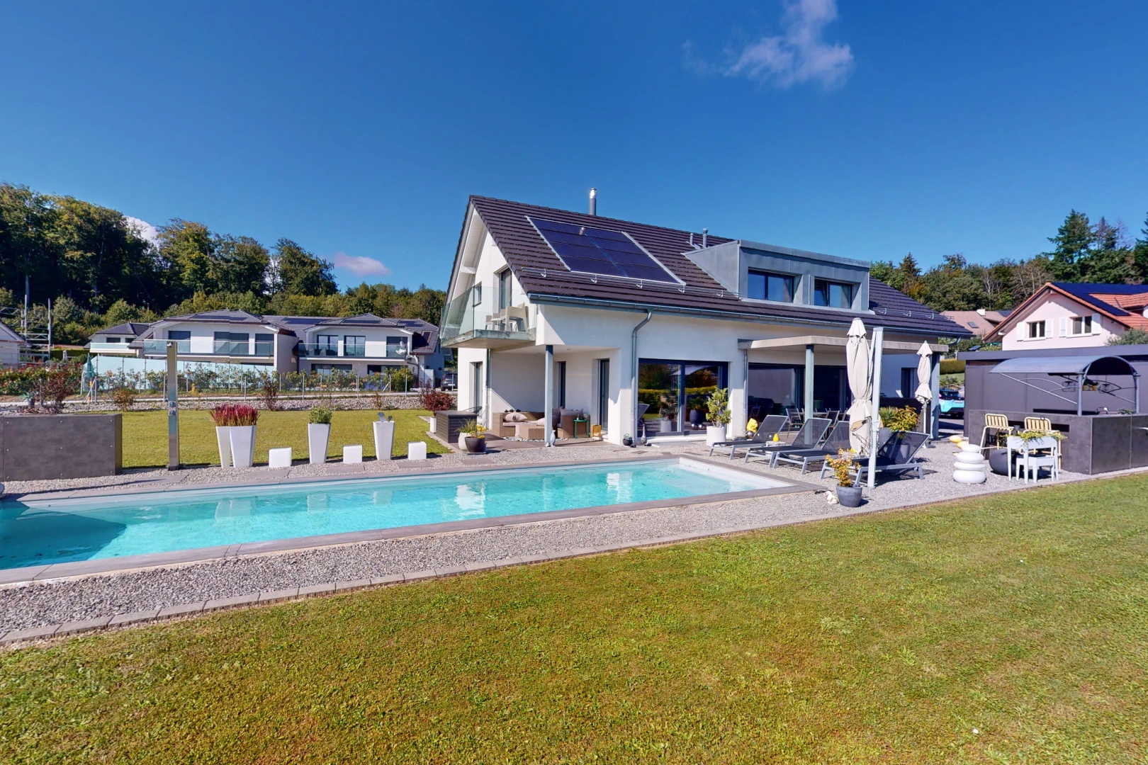 piscine avec clôture, patio, piscine, et pelouse