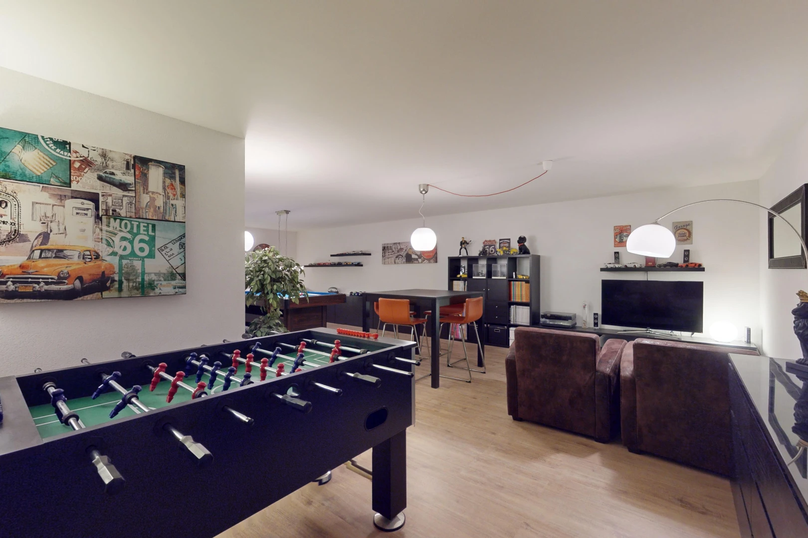 salon / salle à manger avec télévision et plancher de bois