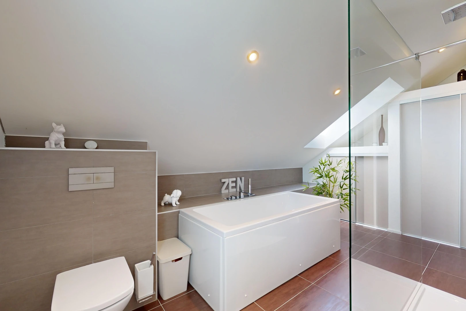 salle de bains avec carrelage, mur carrelé, ventilation, et toilettes