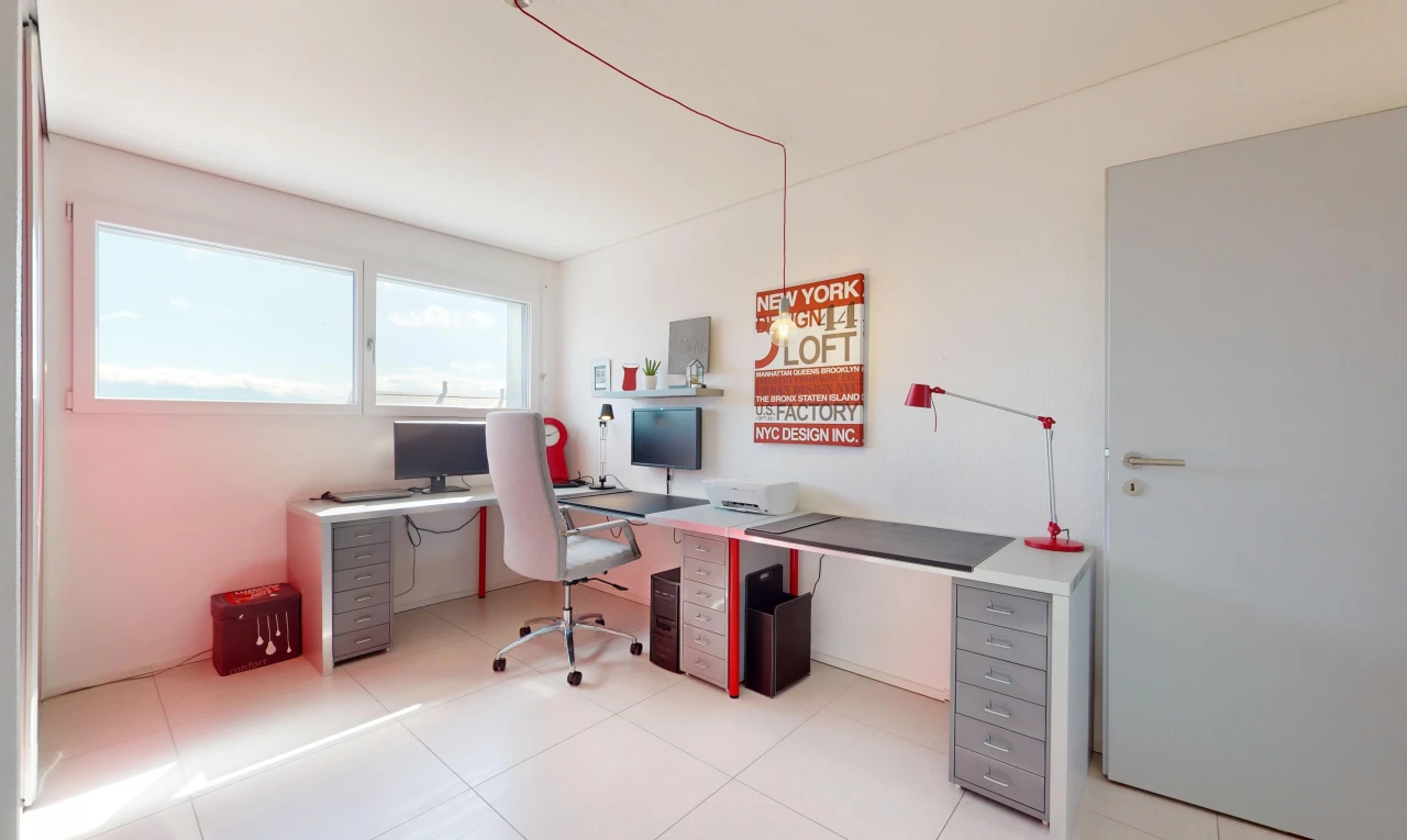 bureau avec lumière naturelle, carrelage, et télévision