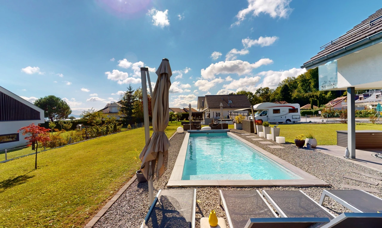 piscine avec patio, piscine, et pelouse