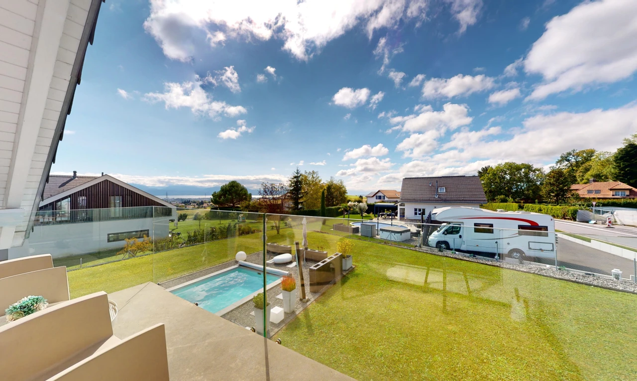 piscine avec patio, pelouse, et piscine
