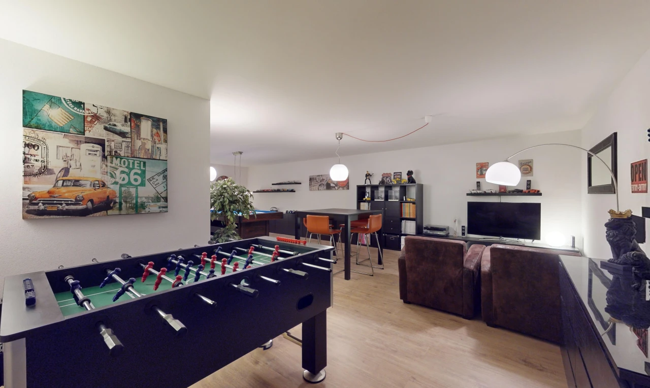 salon / salle à manger avec télévision et plancher de bois