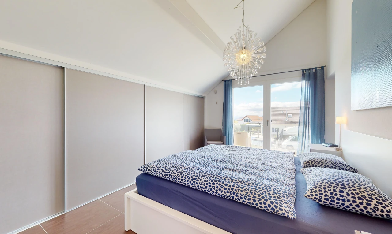 chambre avec lumière naturelle, plafond voûté, lustre, et carrelage