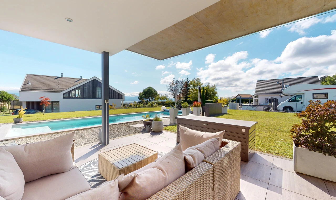 terrasse avec espace de vie extérieur, patio, piscine, et pelouse