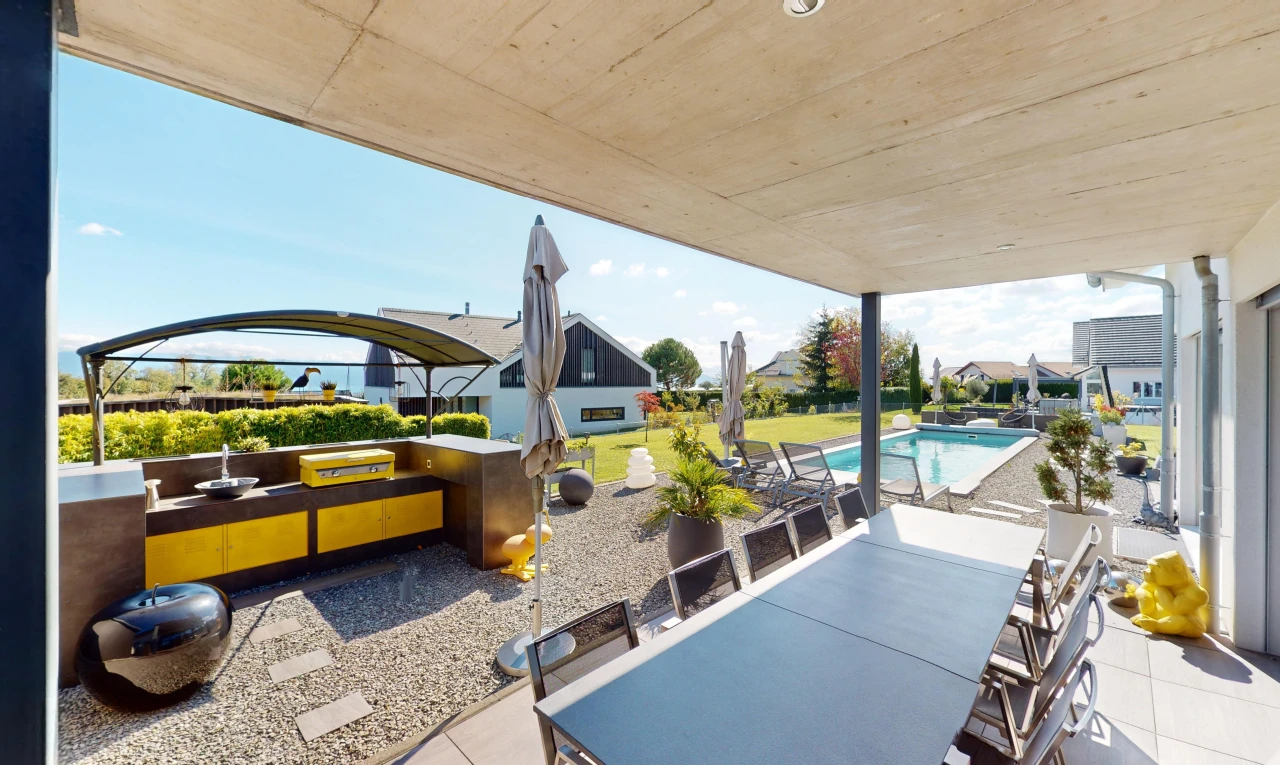 terrasse avec patio et piscine