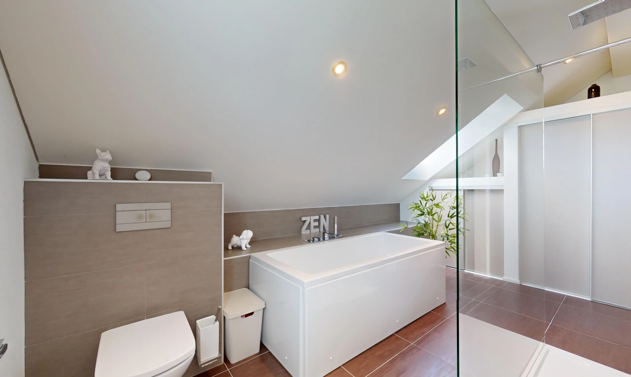salle de bains avec carrelage, mur carrelé, ventilation, et toilettes