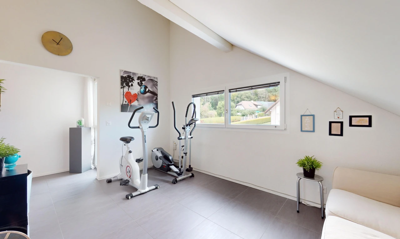 gym avec lumière naturelle et plafond voûté