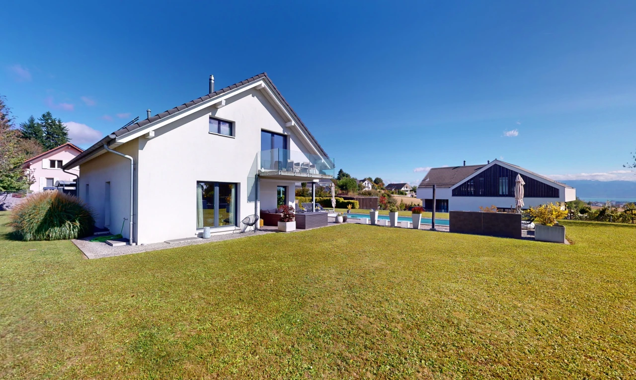 façade avec pelouse, patio, et piscine