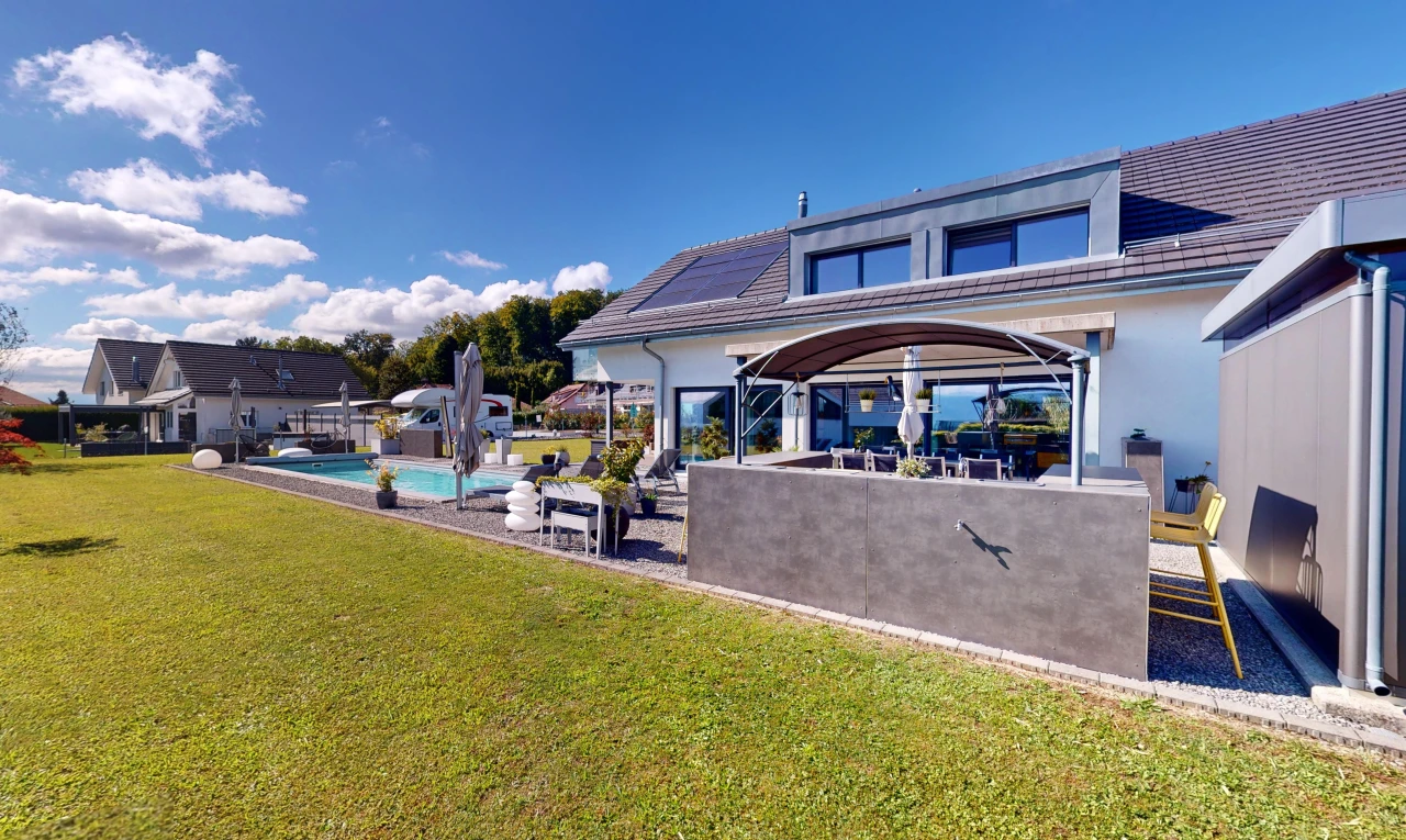façade avec patio, piscine, et pelouse