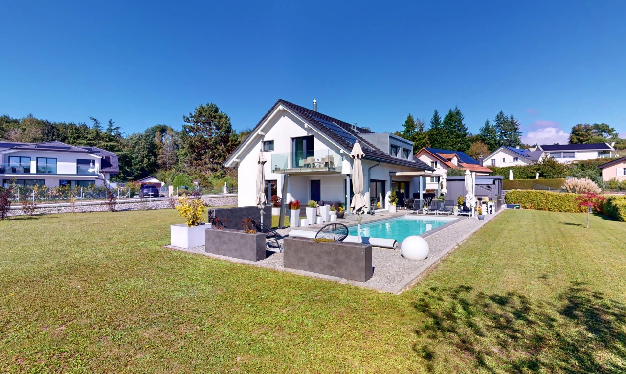 façade avec pelouse, patio, clôture, et piscine