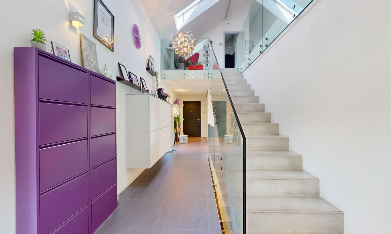 escaliers avec haut plafond, plafond voûté, et lucarne
