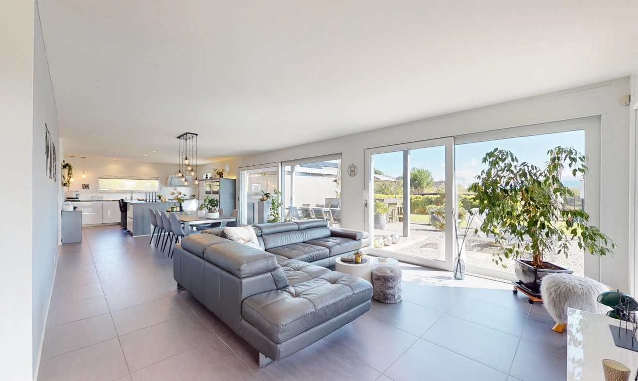salon / salle à manger avec lumière naturelle et carrelage