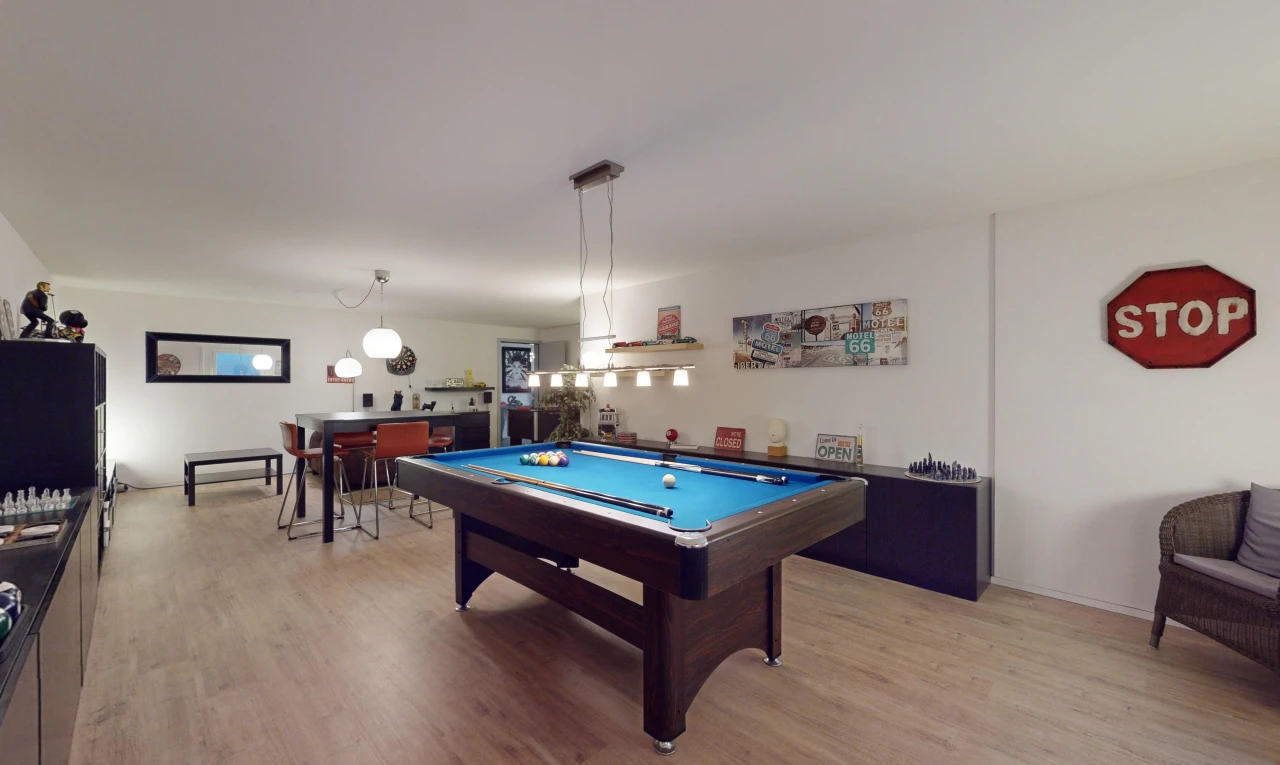 espace intérieur avec billard