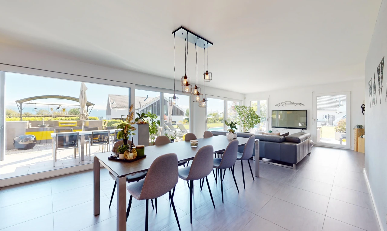 salon / salle à manger avec carrelage, télévision, et lumière naturelle