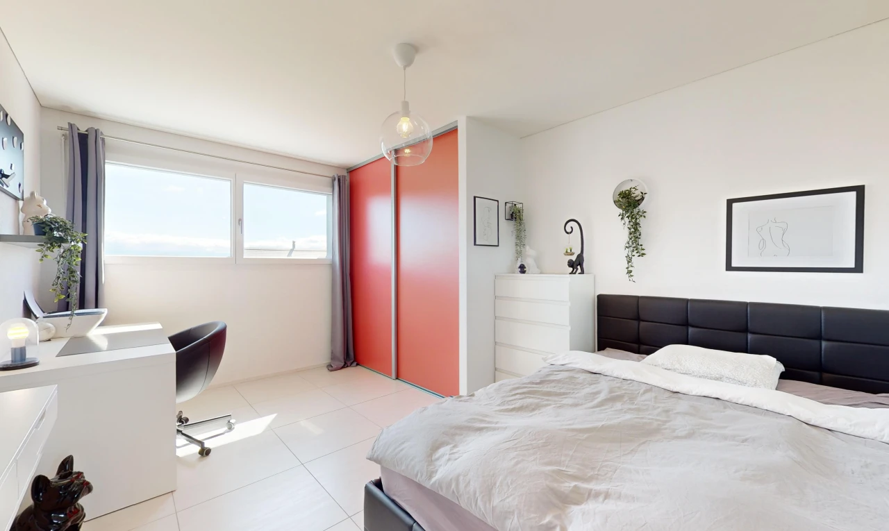 chambre avec carrelage et lumière naturelle