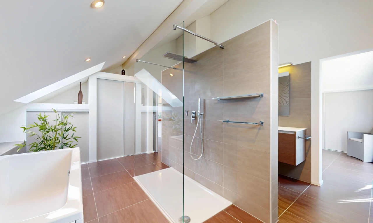 salle de bains avec carrelage, baignoire, douche, et meuble-lavabo