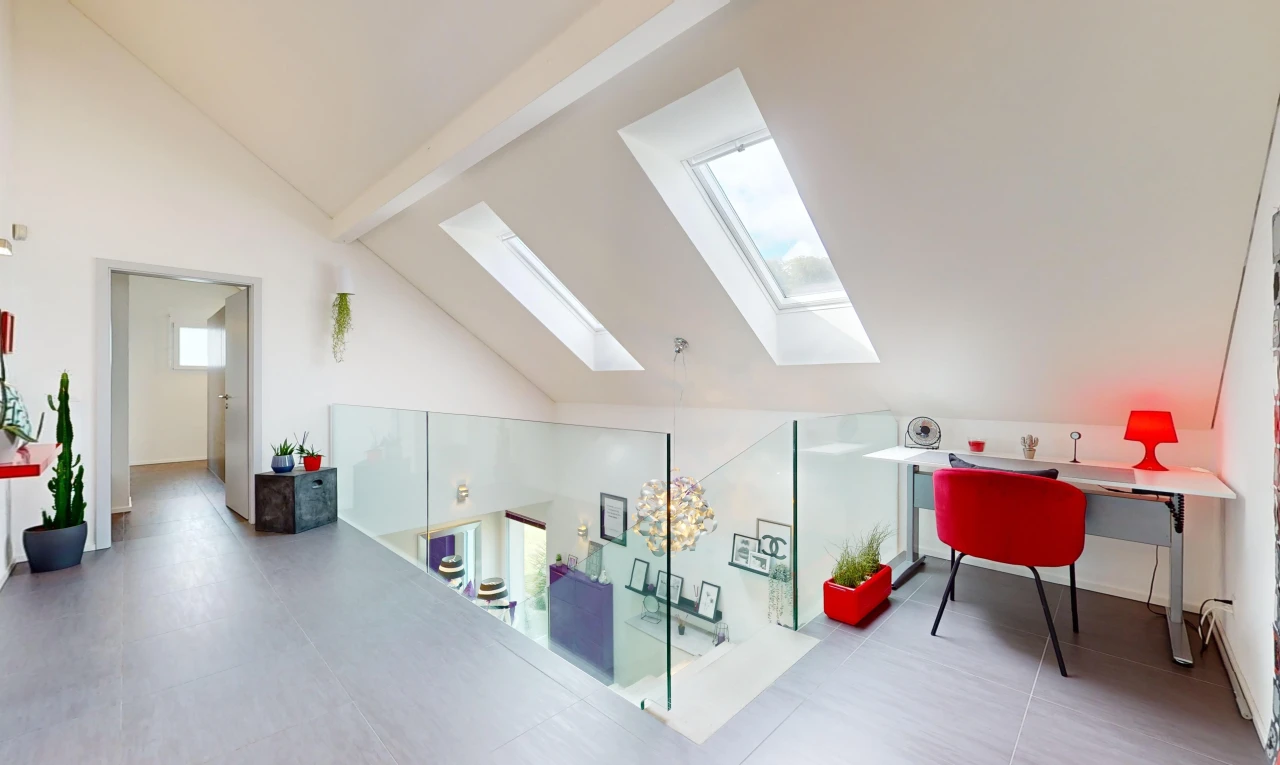 espace intérieur avec lumière naturelle, lucarne, plafond voûté, et haut plafond