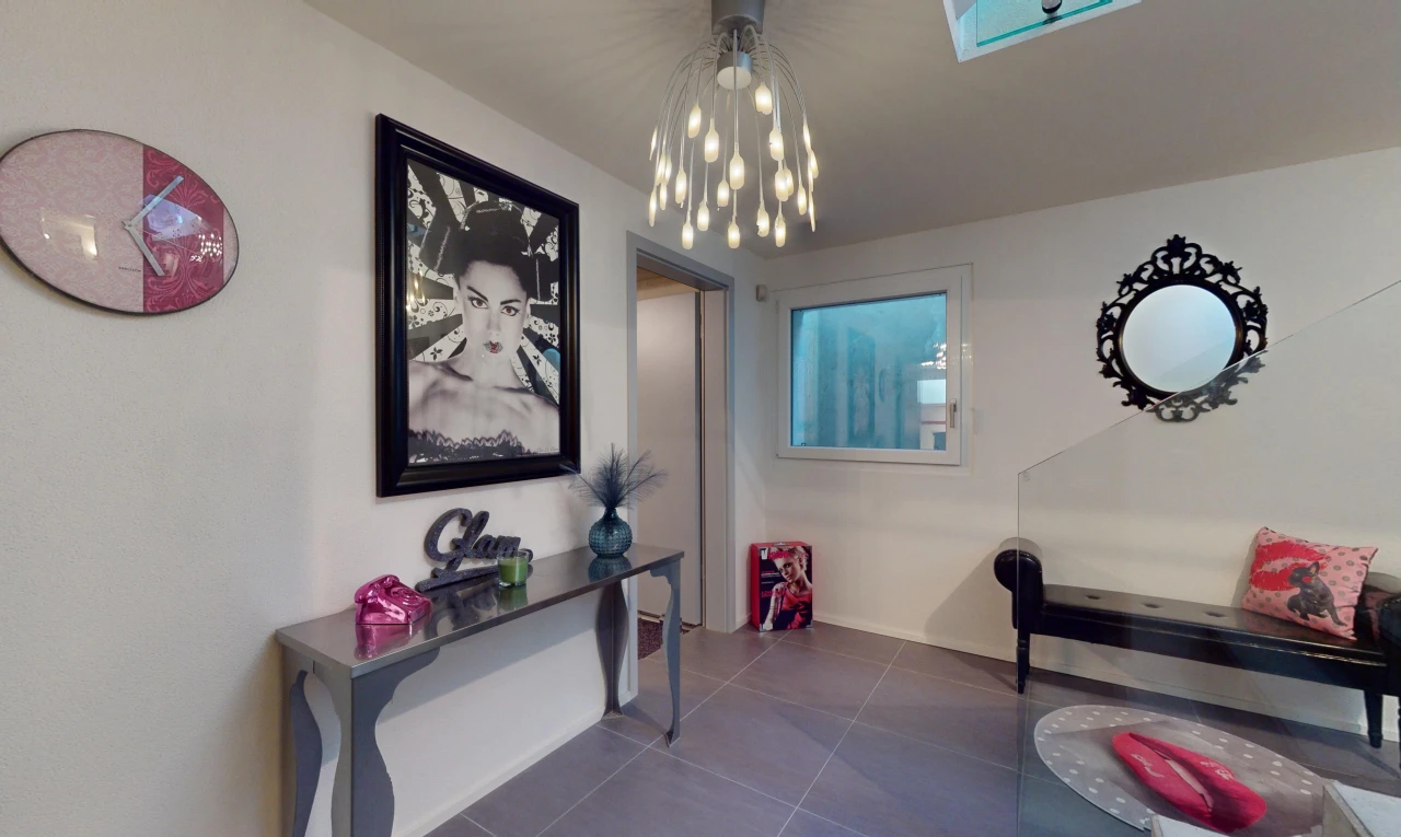 couloir avec lustre et carrelage