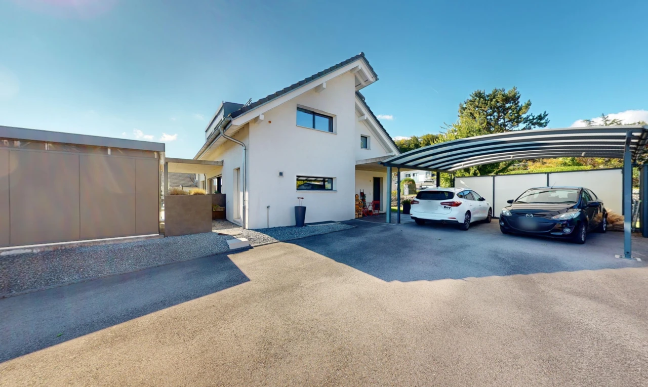 façade avec abri de voiture détaché