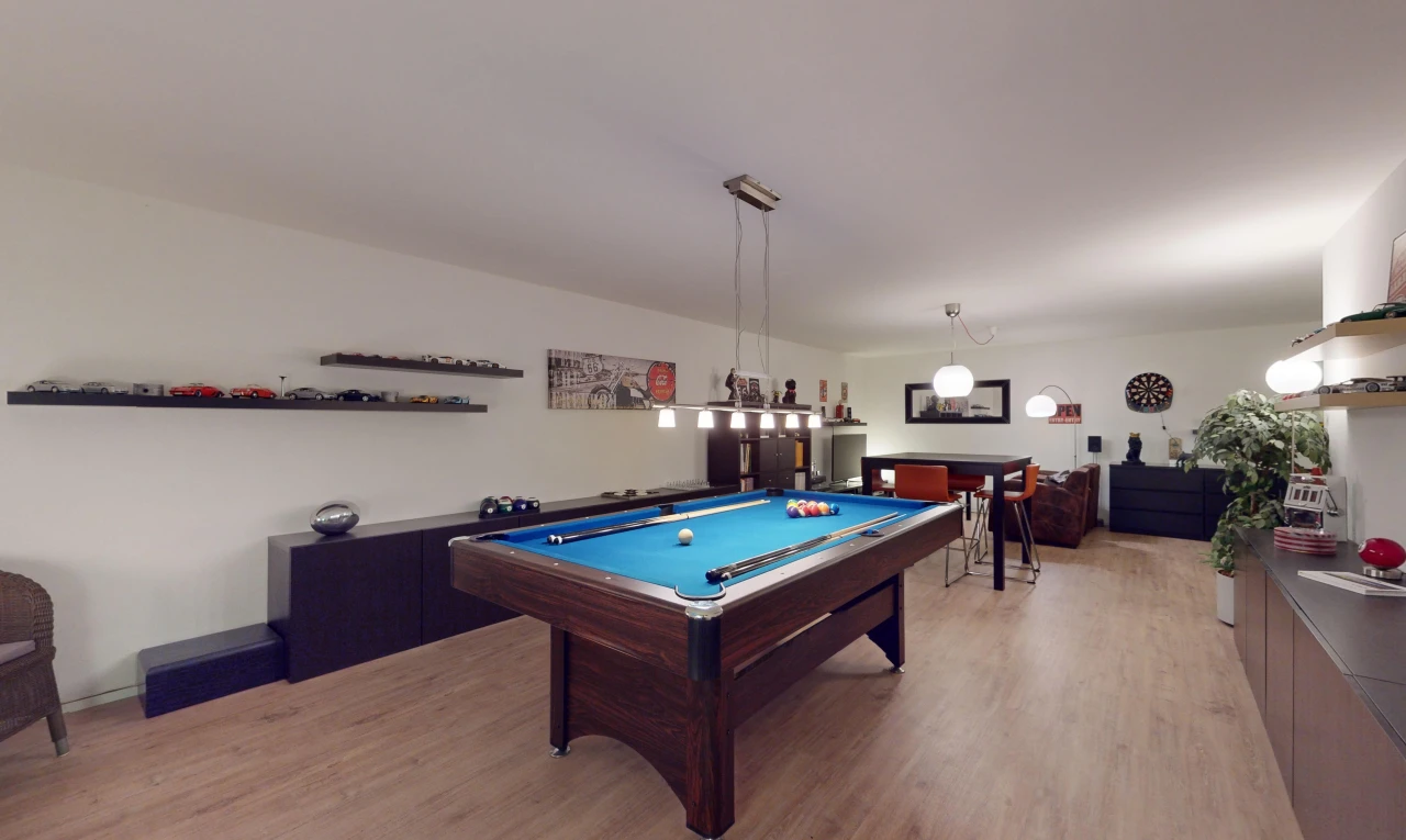 espace intérieur avec plancher de bois et billard