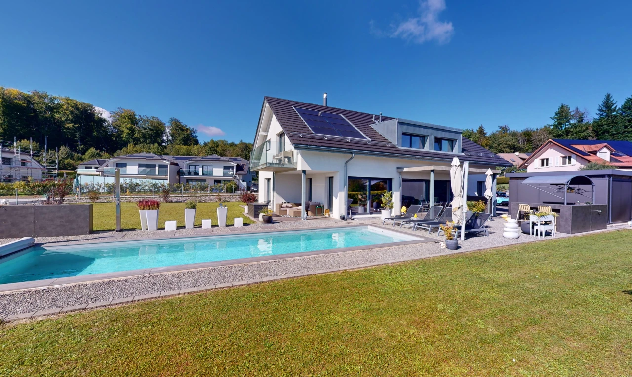 piscine avec clôture, patio, piscine, et pelouse