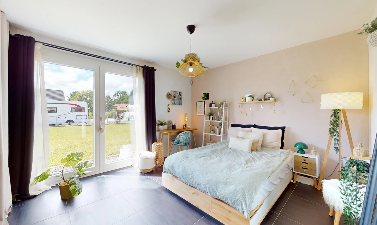 chambre avec lumière naturelle et accès à l'extérieur
