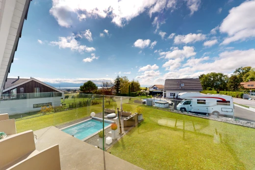 piscine avec patio, pelouse, et piscine