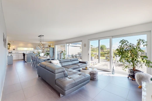 salon / salle à manger avec lumière naturelle et carrelage
