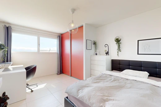 chambre avec carrelage et lumière naturelle
