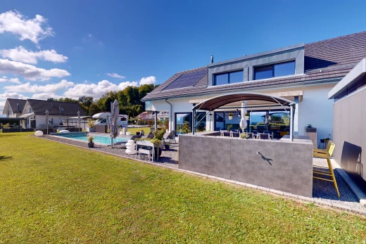 façade avec patio, piscine, et pelouse