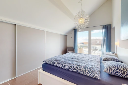 chambre avec lumière naturelle, plafond voûté, lustre, et carrelage