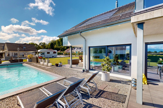 schwimmbad mit terrasse und schwimmbad